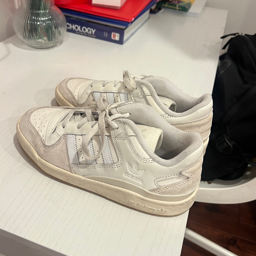 adidas forum low shoes
their men size but i converted to 7 1/2 women us